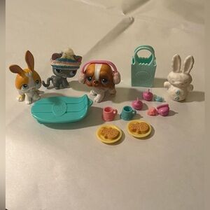 Littlest Pet Shop "Snowfall Fun" Play Set 2004
(not complete) #74,#75,#76 pets
